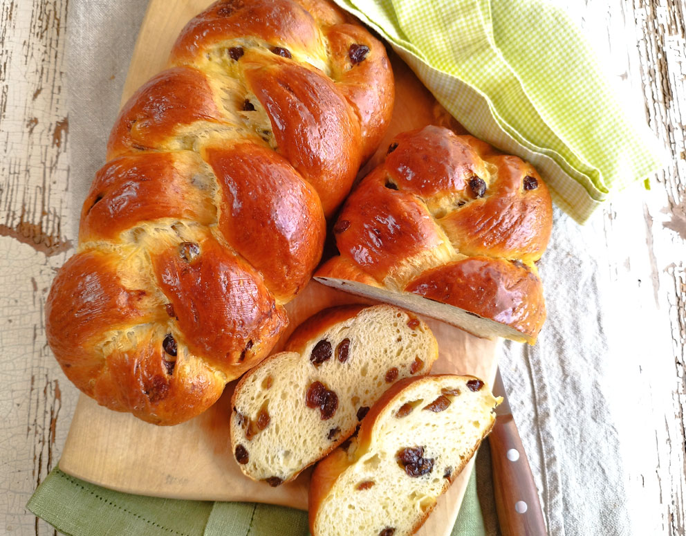 Feiner Hefezopf mit Rosinen