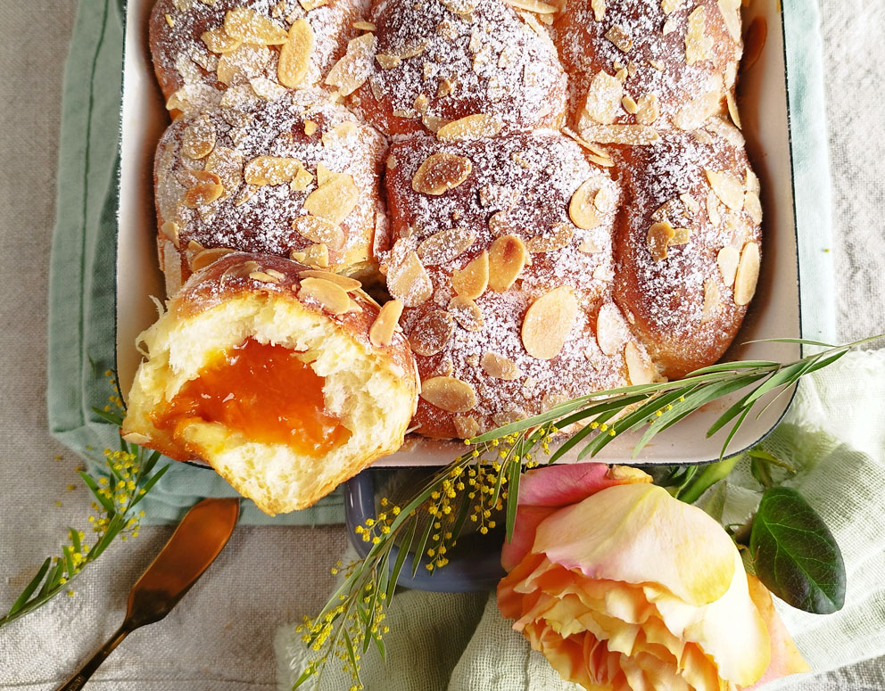 Marillen Buchteln mit Mandelkruste