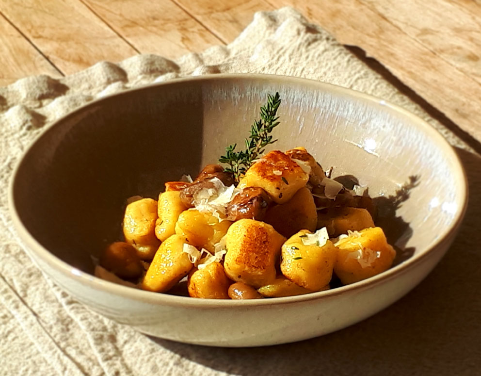 Kartoffelgnocchi mit Einkorn und Maronen-Thymian-Butter